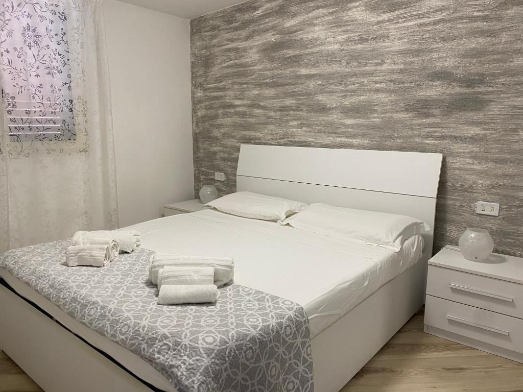 - une chambre avec un lit et 2 serviettes dans l'établissement SiricyAus, à Raguse