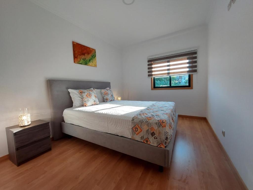 - une chambre avec un grand lit et une fenêtre dans l'établissement Vitoria Douro, à Vila Nova de Gaia