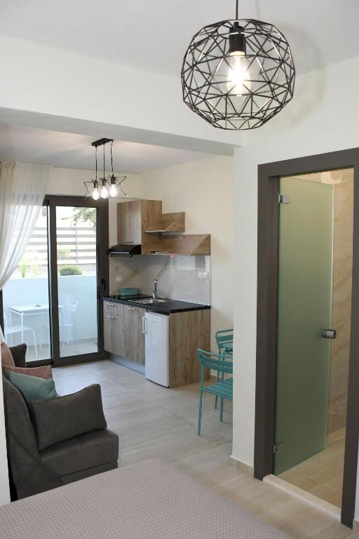 Kuchyň nebo kuchyňský kout v ubytování Theano Luxury Suites Nikiti