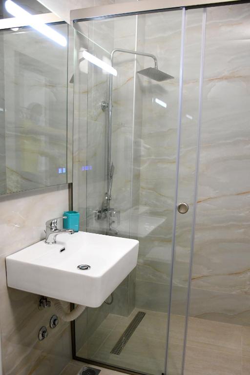 Koupelna v ubytování Theano Luxury Suites Nikiti