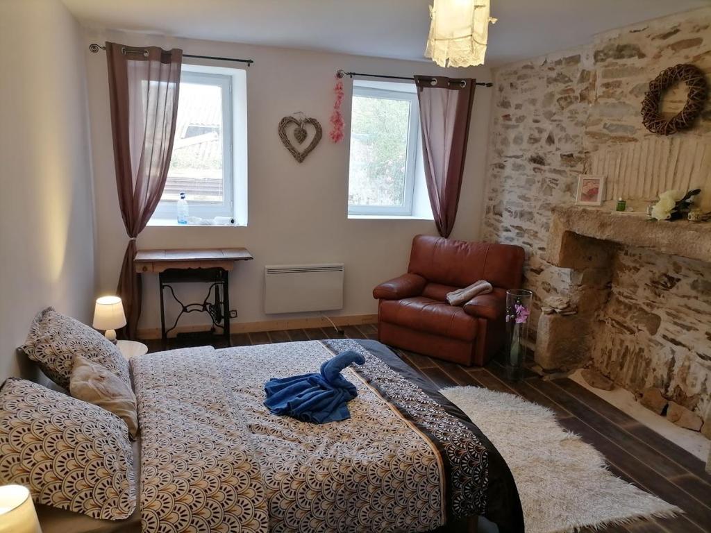 a living room with a bed and a fireplace at B&B Colvestre in Tréguier