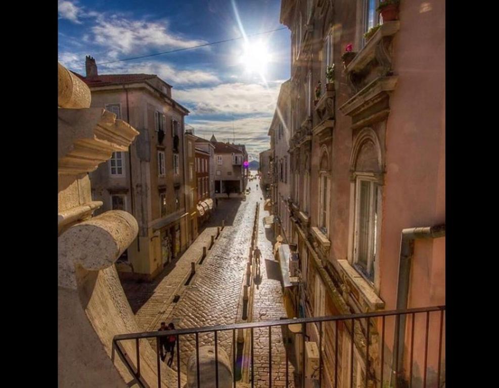 uma vista a partir de uma varanda de uma rua com edifícios em Diadora em Zadar