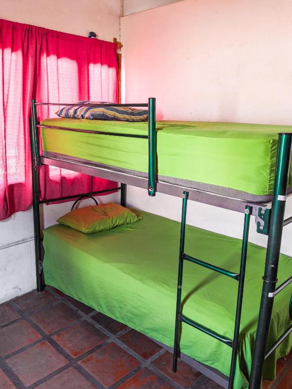 Postel nebo postele na pokoji v ubytování Chanclas Hostel Vallarta