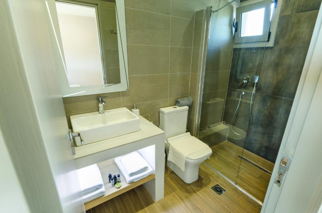 Uma casa de banho em Forest Resort Suites Skiathos