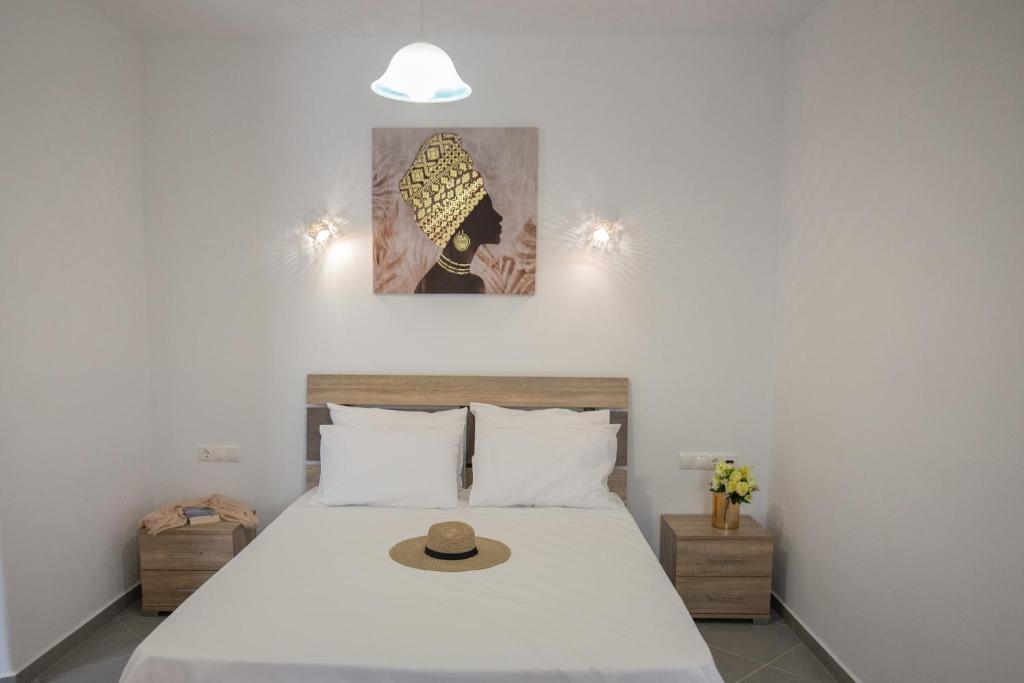 1 dormitorio con 1 cama con sombrero en STUDIOS THISEAS en Naxos