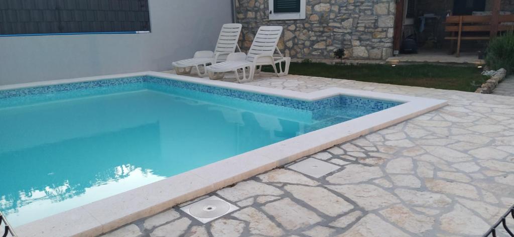 Bazén v ubytování Kamena kuća Rutar nebo v jeho okolí