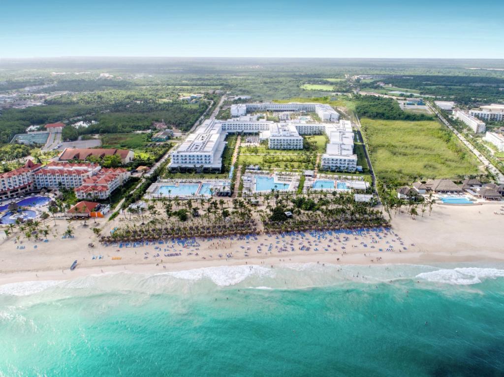 een luchtzicht op het resort en het strand bij Riu Republica - Adults Only - All Inclusive in Punta Cana