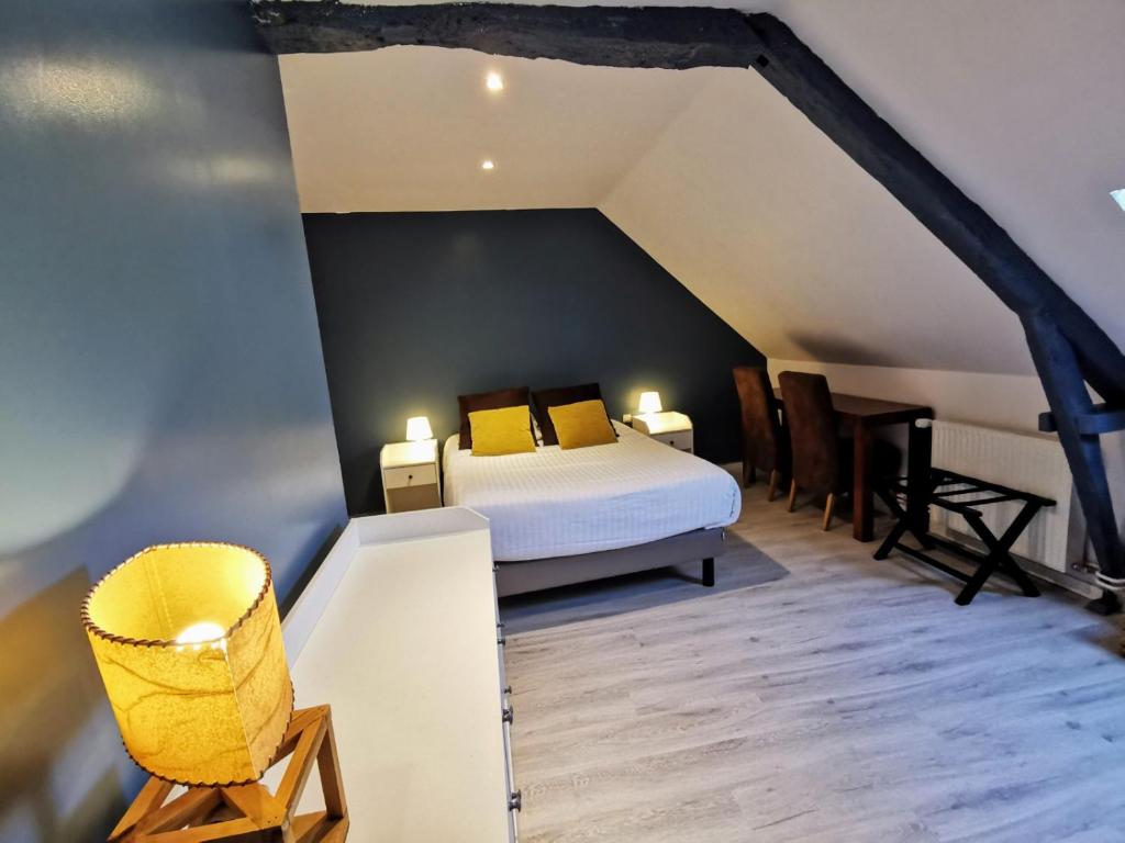 Postel nebo postele na pokoji v ubytování Hôtel Restaurant Le Mulberry Arromanches