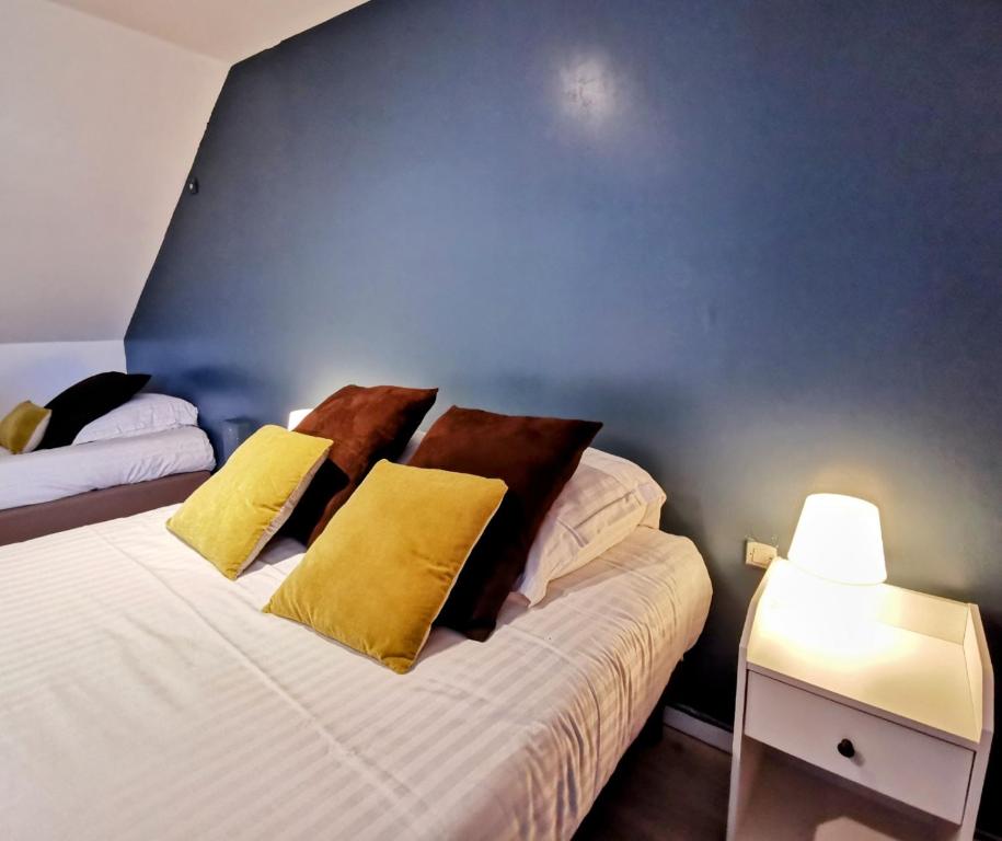 Postel nebo postele na pokoji v ubytování Hôtel Restaurant Le Mulberry Arromanches