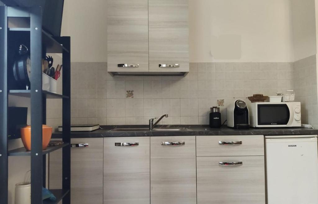 A kitchen or kitchenette at Casa L'abbraccio