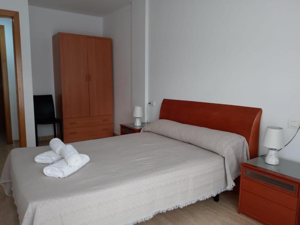 Posteľ alebo postele v izbe v ubytovaní Apartamento familiar.