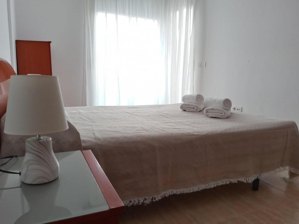 Posteľ alebo postele v izbe v ubytovaní Apartamento familiar.