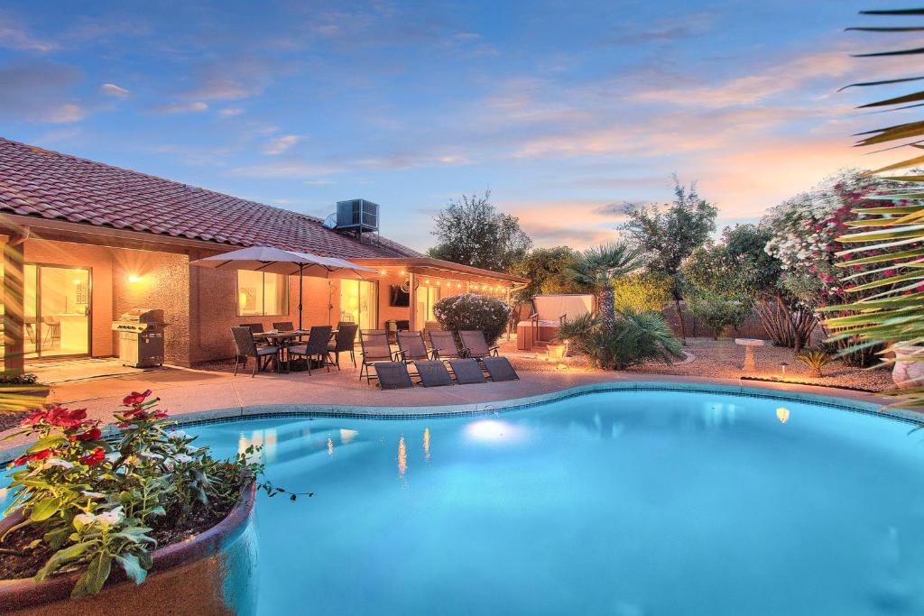 een zwembad in de achtertuin van een huis bij Sunset Ridge in Phoenix