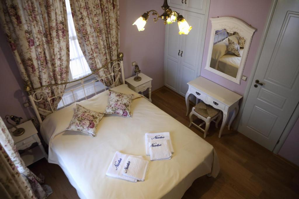 Postel nebo postele na pokoji v ubytování Nostos Hotel