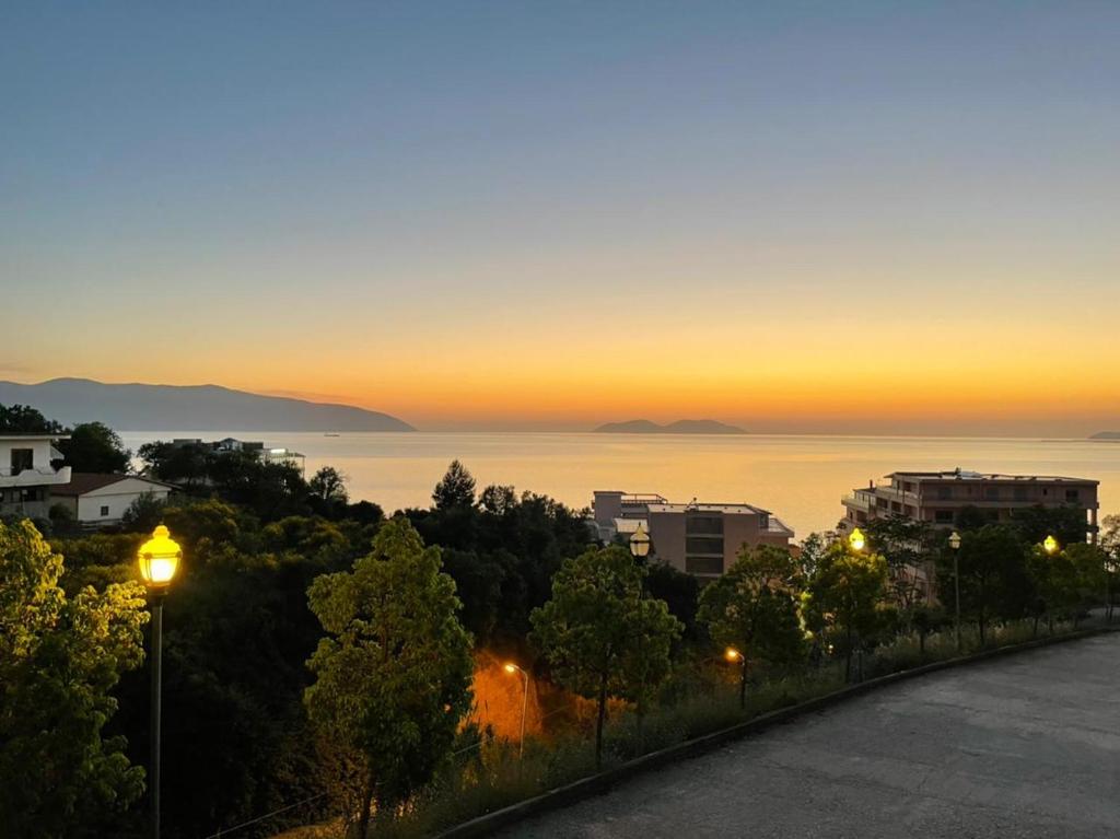 - une vue sur l'océan au coucher du soleil dans l'établissement Arti apartment, à Vlorë