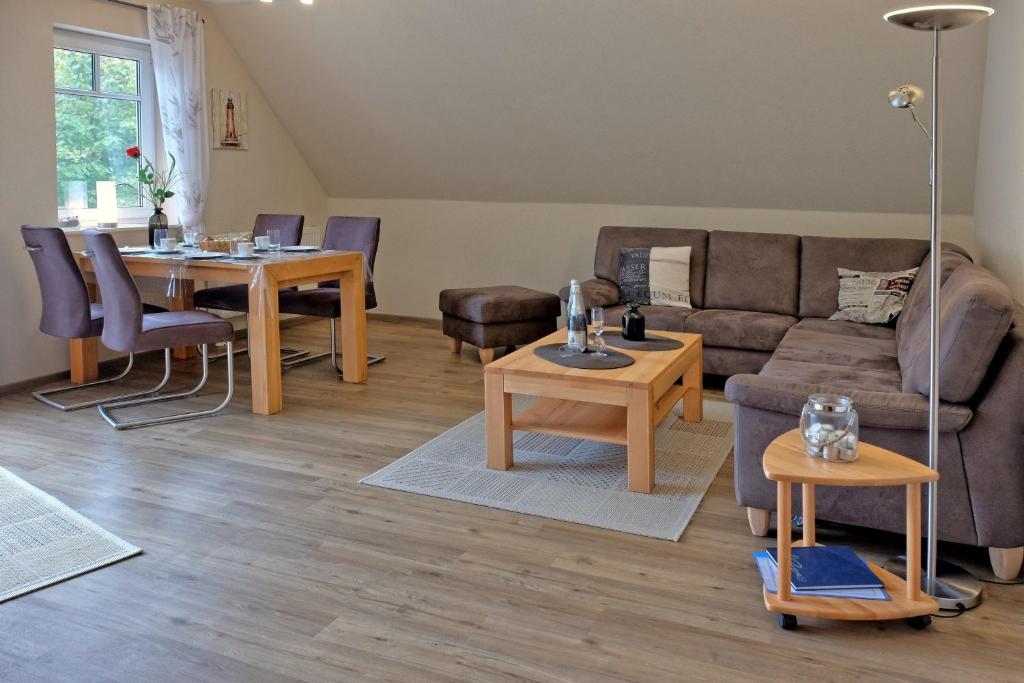 een woonkamer met een bank en een tafel bij Zur Hanse Wohnung 4 5 - Zur Hanse West in Zingst