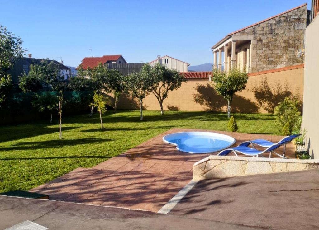 una piscina en el patio de una casa en Casa O Rueiro, en Esteiro