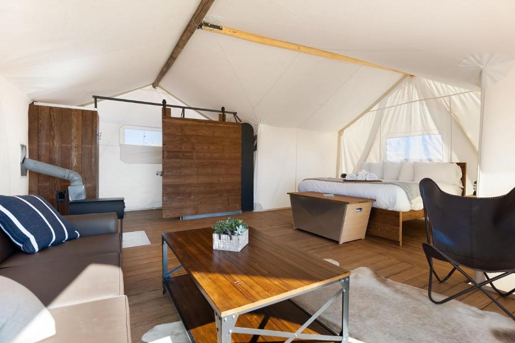 Posezení v ubytování Under Canvas Acadia