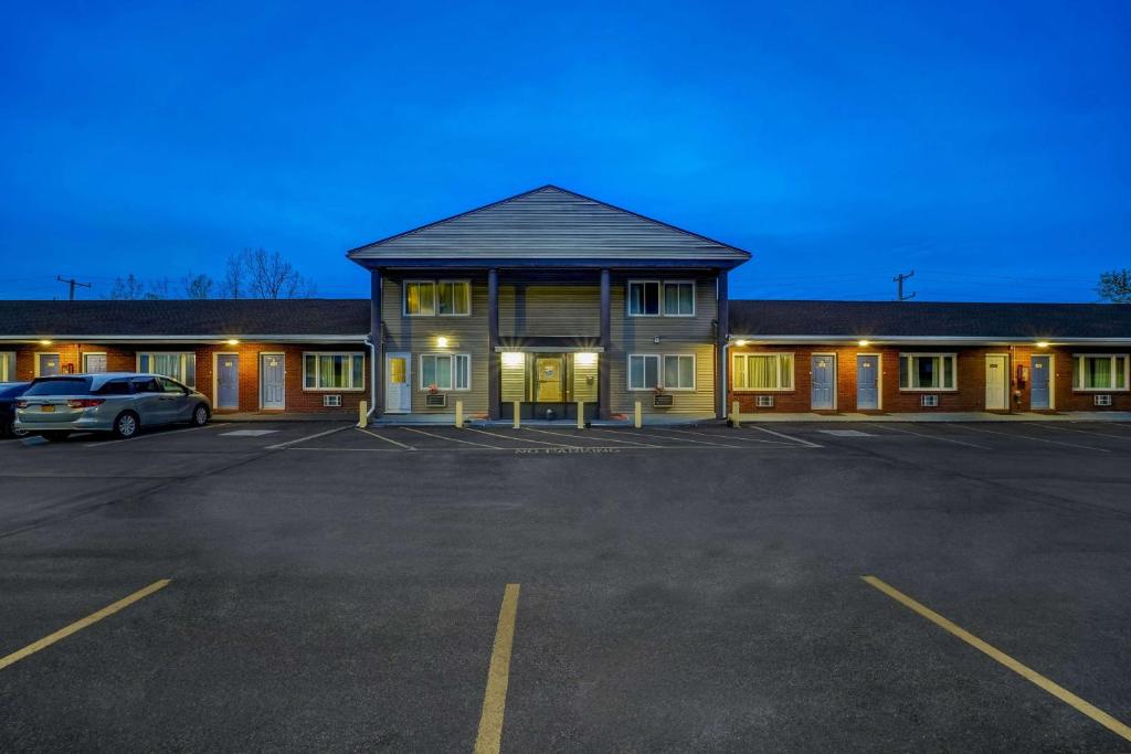 um edifício com um carro estacionado num parque de estacionamento em Motel 6-Ilion, NY em Ilion