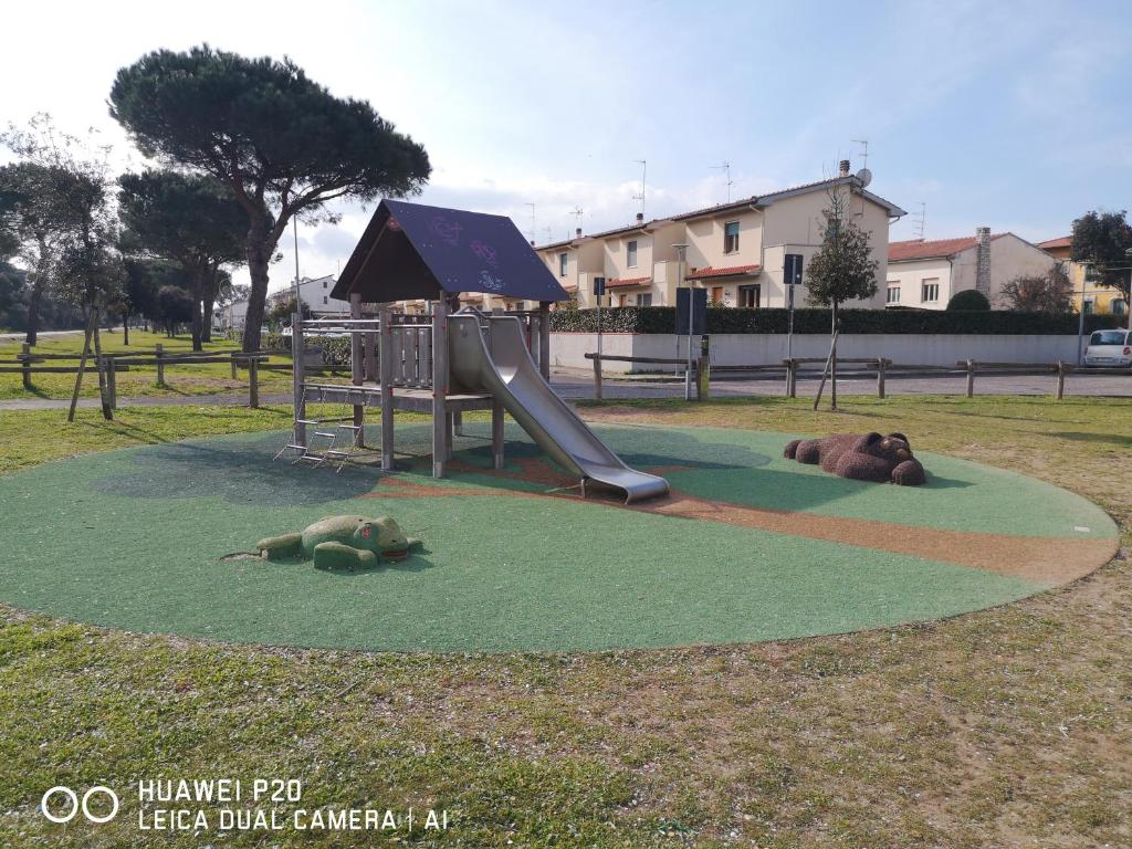 Plac zabaw dla dzieci w obiekcie bilocale Marina di Pisa