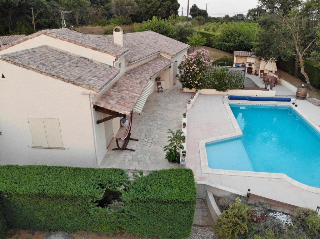 an aerial view of a house with a swimming pool at Villa climatisée avec piscine in Pont-Saint-Esprit