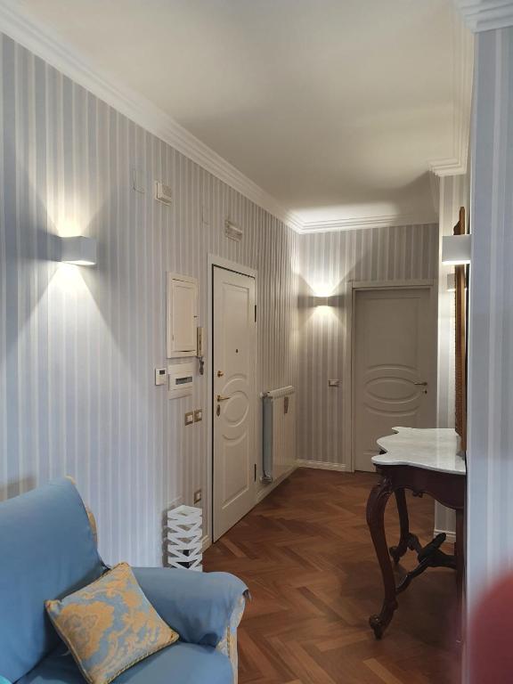 a living room with a blue couch and a table at Casa Malù in Torre Annunziata