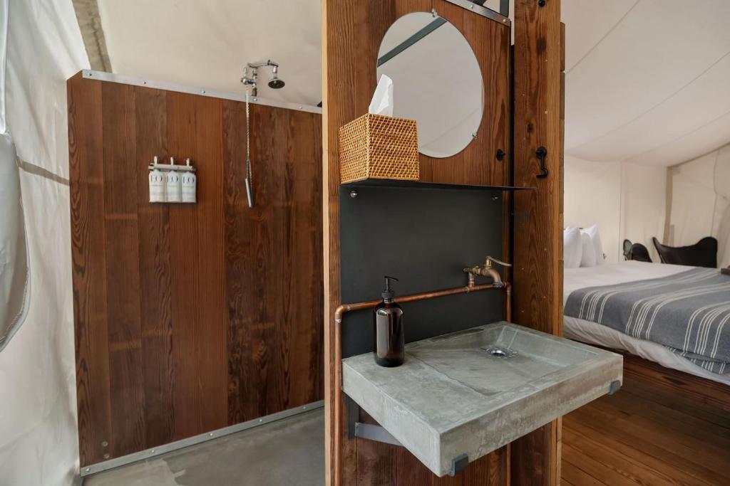 Postel nebo postele na pokoji v ubytování Under Canvas Acadia
