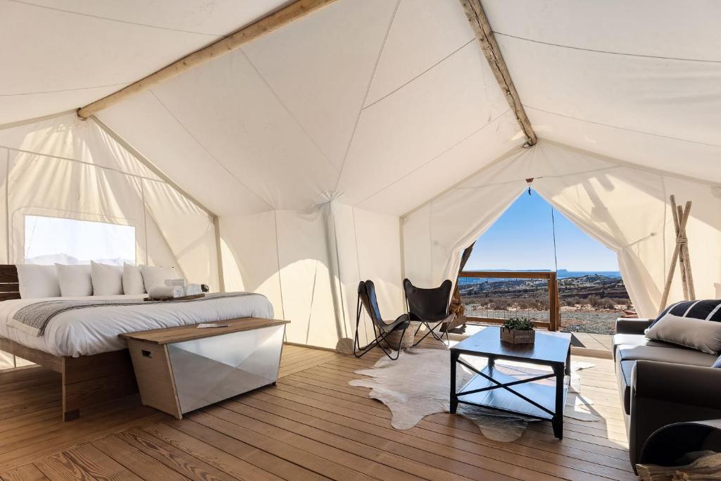 Postel nebo postele na pokoji v ubytování Under Canvas Lake Powell-Grand Staircase
