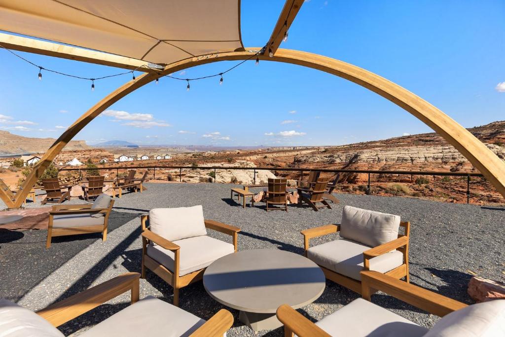 Nespecifikovaný výhled na hory nebo výhled na hory při pohledu z luxury tent
