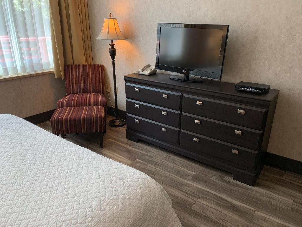 TV a/nebo společenská místnost v ubytování The Lonsdale Quay Hotel