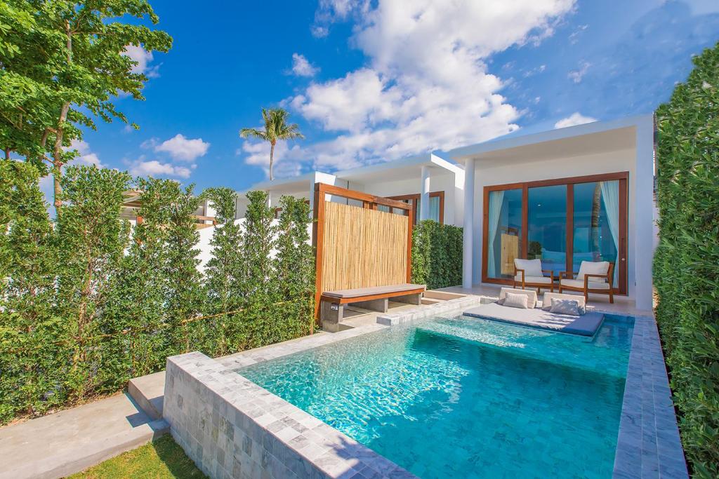 Bazén v ubytování White Whale Beachfront Pool Villa nebo v jeho okolí