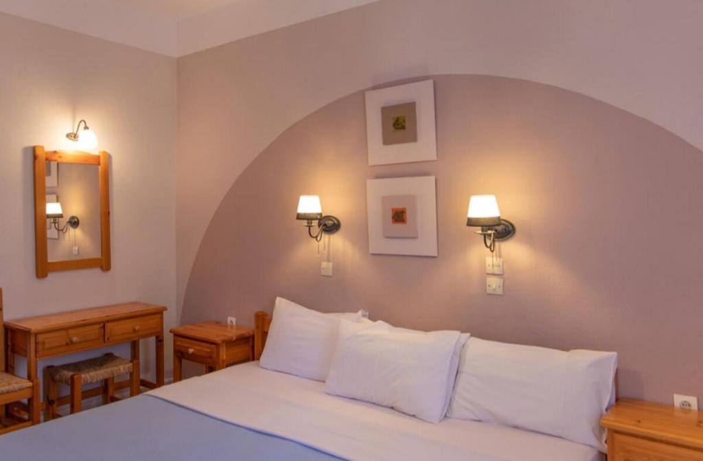 Postel nebo postele na pokoji v ubytování Limnonari Beach Rooms