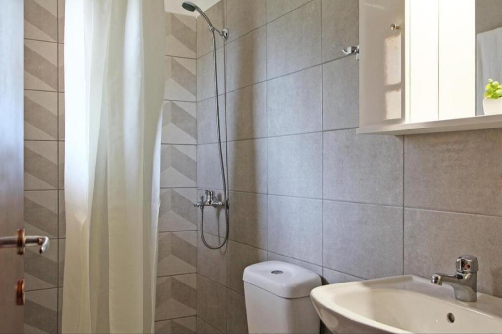 Koupelna v ubytování Limnonari Beach Rooms