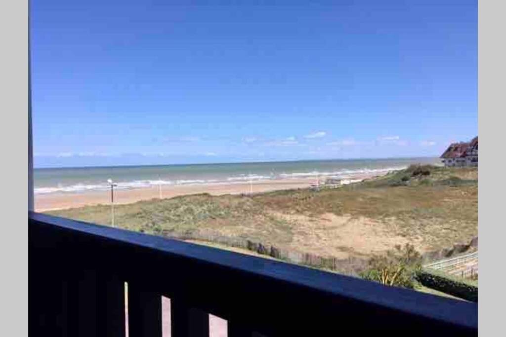 d'un balcon avec vue sur la plage. dans l'établissement Cabourg-la mer à perte de vue, à Cabourg