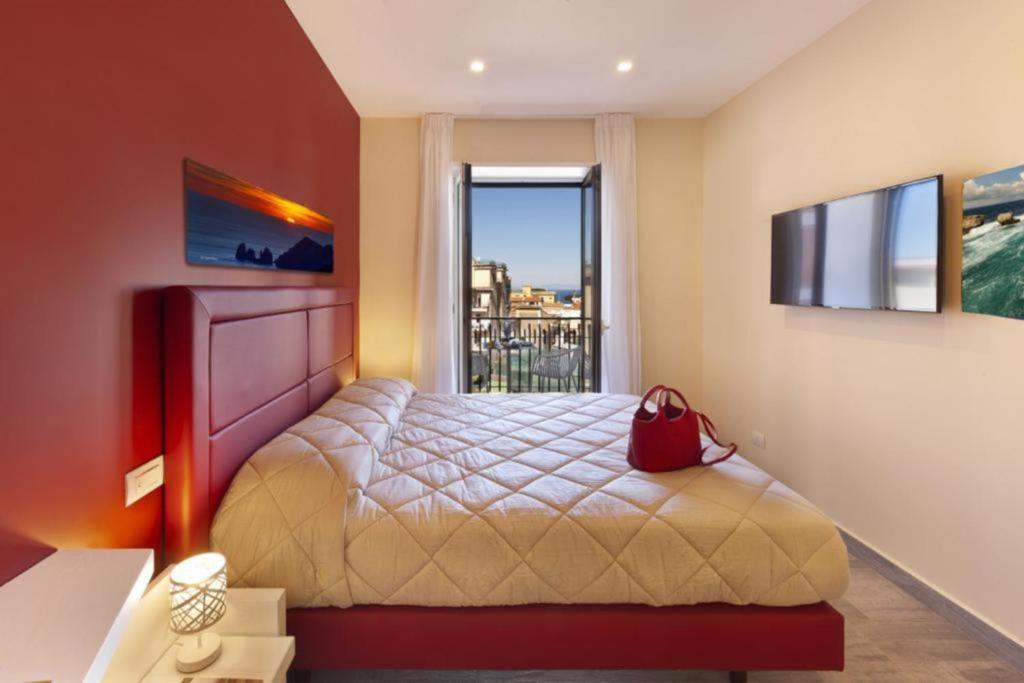 um quarto com uma cama e uma janela com vista em Parco Tasso Guest House em Sorrento