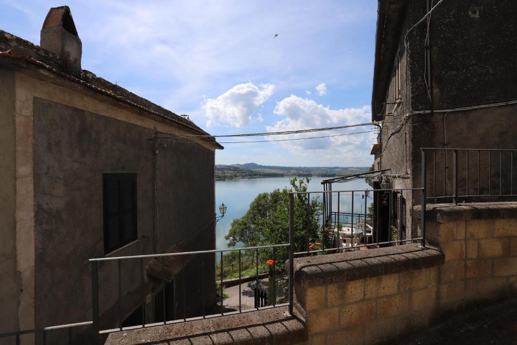a view of a lake from between two buildings at Casa Patrizia in Capodimonte