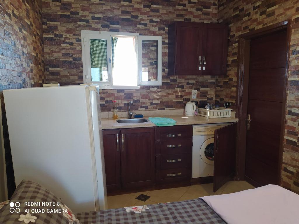 een keuken met een wastafel en een koelkast bij Studio 2 in Sharm El Sheikh