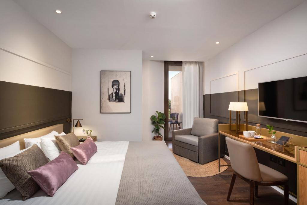 TV a/nebo společenská místnost v ubytování Cassia Hotel Jerusalem