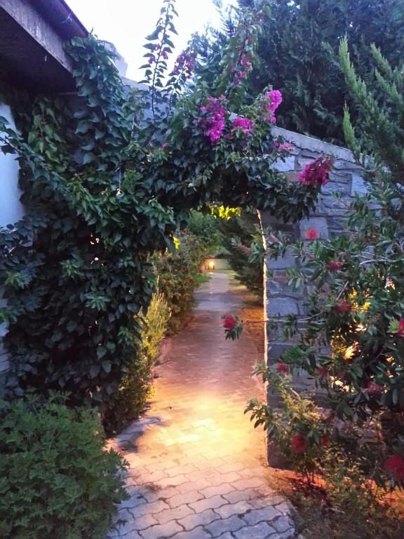 Ein Garten an der Unterkunft To Portego tis Anatolis