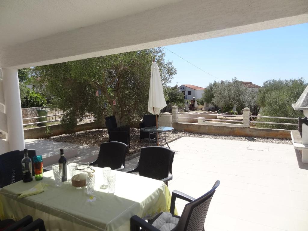 Balkón nebo terasa v ubytování Modern island apartment with pool 80 meters from the sea A