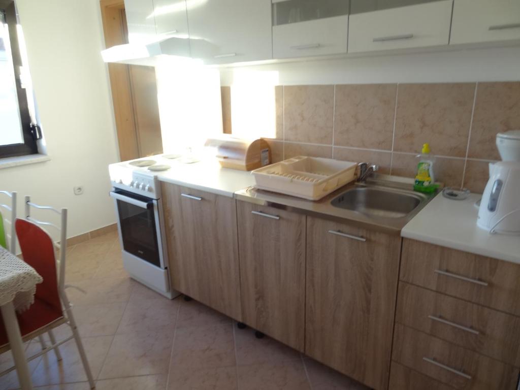 Kuchyň nebo kuchyňský kout v ubytování Modern island apartment with pool 80 meters from the sea A