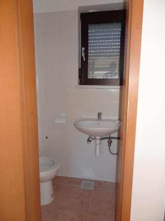 Koupelna v ubytování Modern island apartment with pool 80 meters from the sea A