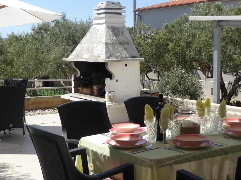 Patio nebo venkovní prostory v ubytování Modern island apartment with pool 80 meters from the sea A