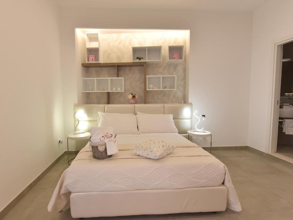 - une chambre avec un grand lit blanc et deux lampes dans l'établissement Love inn, à Pompéi