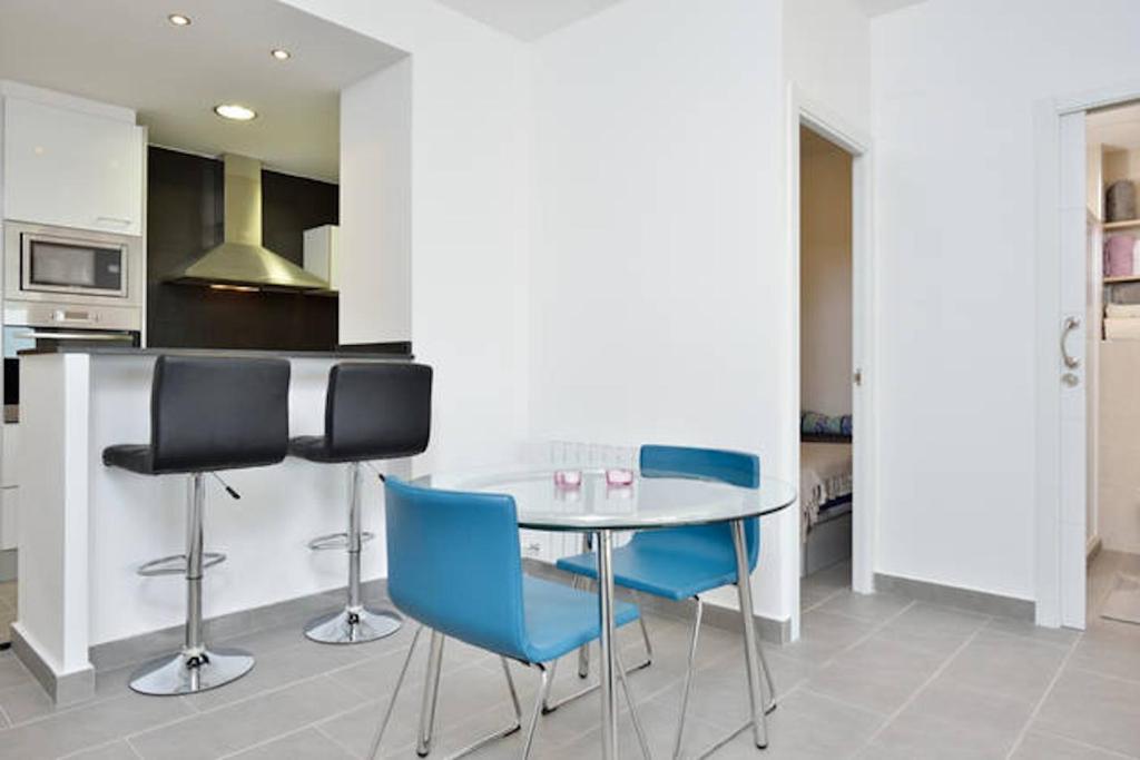 Kuchyň nebo kuchyňský kout v ubytování COSY WELL SITUED APARTMENT WITH SEA VIEW