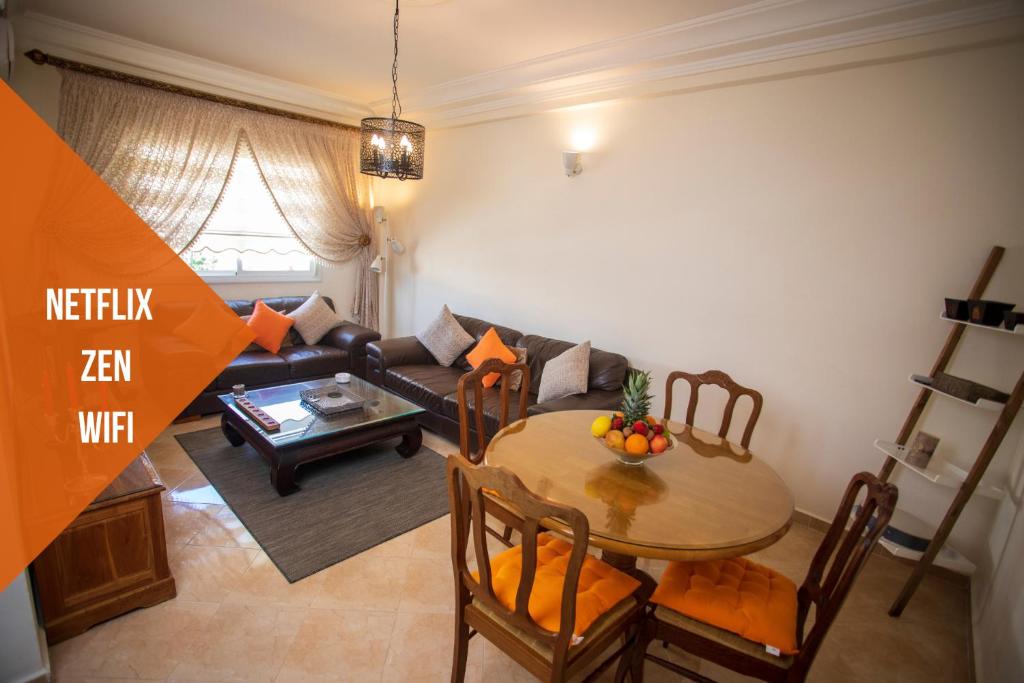 sala de estar con mesa y sofá en ZEN, WIFI FIBRE, NETFLIX, CENTRE, PLAGE, TANGERBNB com, en El Balia