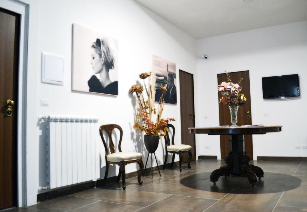 A television and/or entertainment centre at questo rinascimento CASA NEWMAN