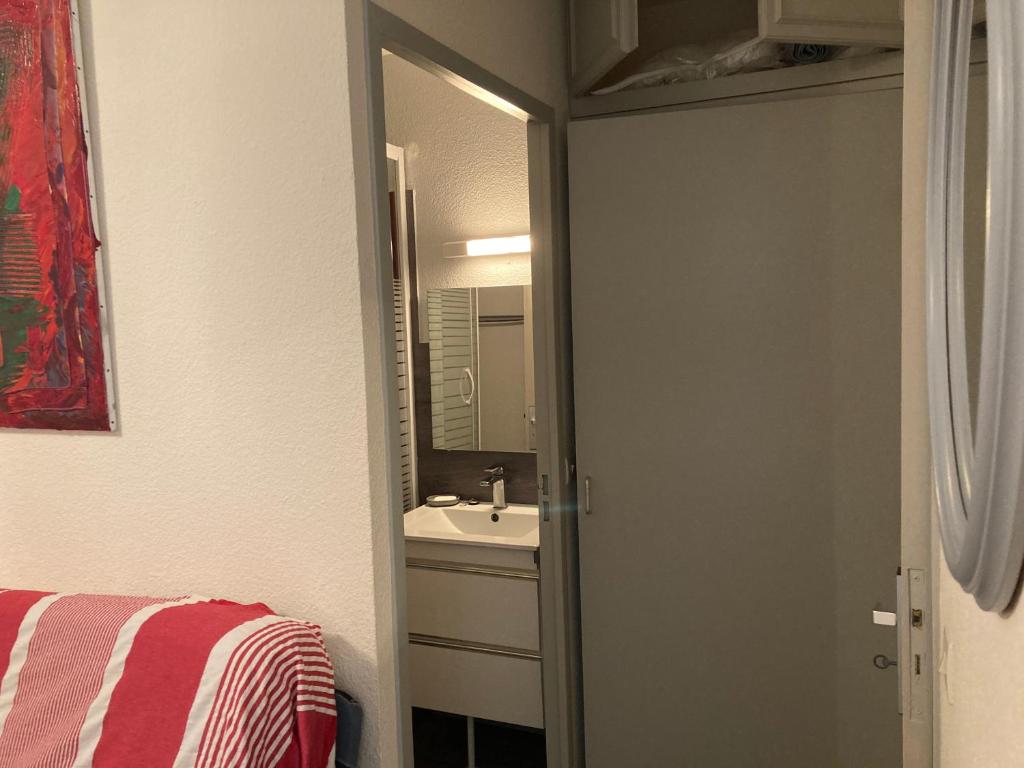 a bathroom with a sink and a mirror at Appartement avec terrasse in Saint-Cyprien-Plage