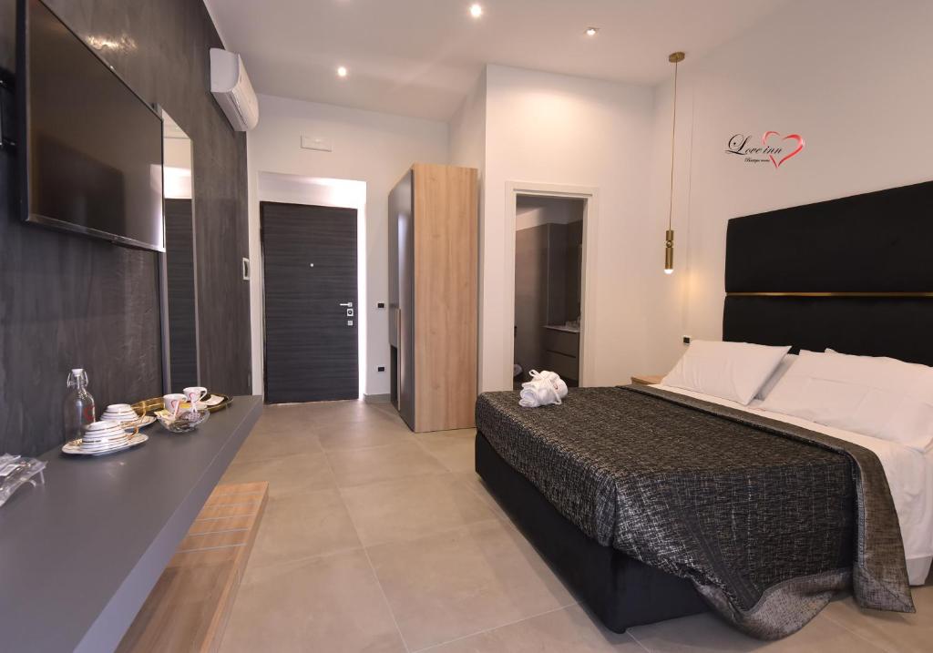 Posteľ alebo postele v izbe v ubytovaní Love inn