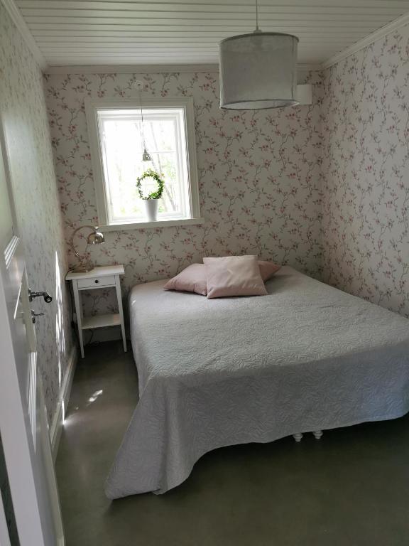Postel nebo postele na pokoji v ubytování Idyllisk nybyggd stuga på Sollerön.